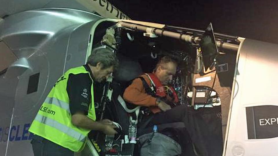 Pilot André Borschberg richtet sich im Cockpit des Solarfliegers ein.