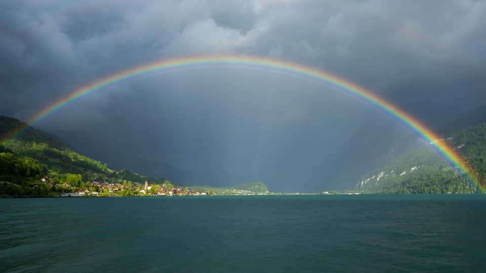 Regenbogen über dem See.