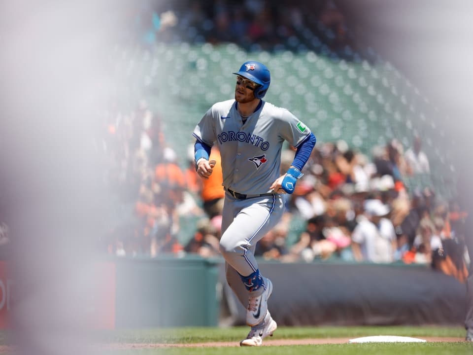 Baseballspieler der Toronto Blue Jays läuft während eines Spiels auf dem Feld.