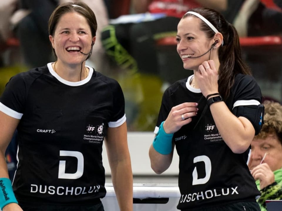 Corina Wehinger und Sandra Zurbuchen lächelnd auf dem Spielfeld.