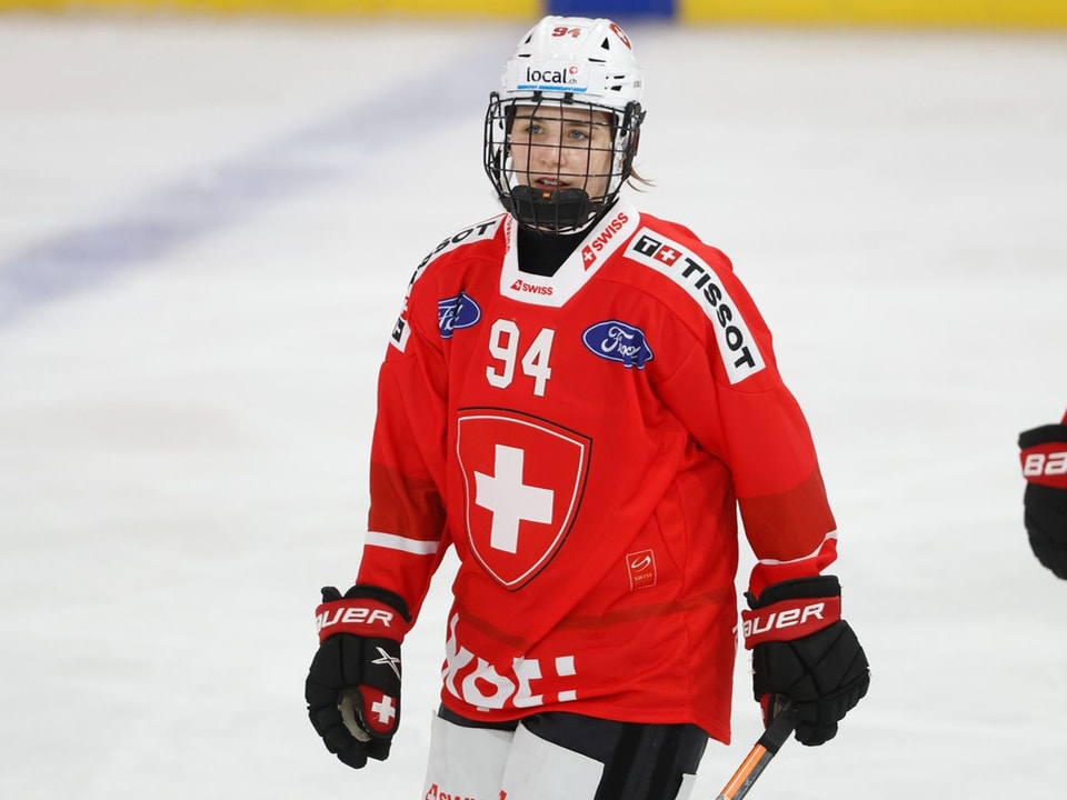 Eishockeyspieler in rotem Trikot mit Nummer 94.