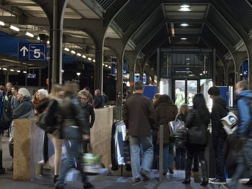 Menschenmenge im Bahnhof, Gleis 5.
