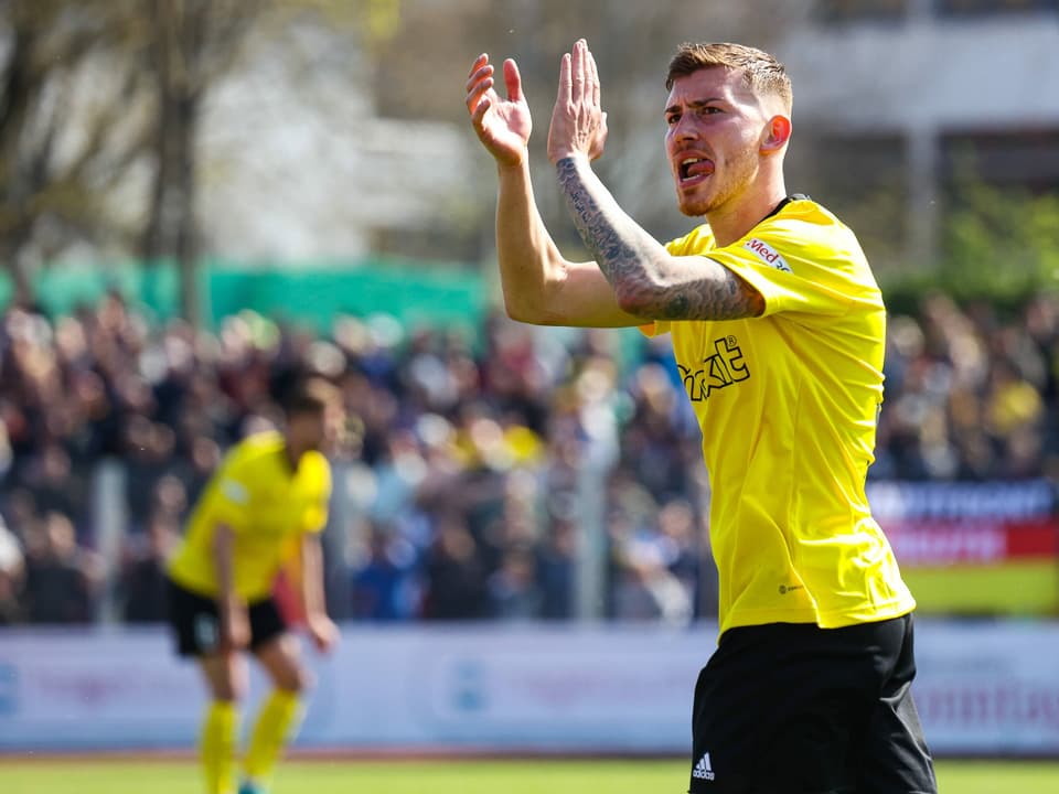 Andermatt in gelbem Trikot auf dem Rasen