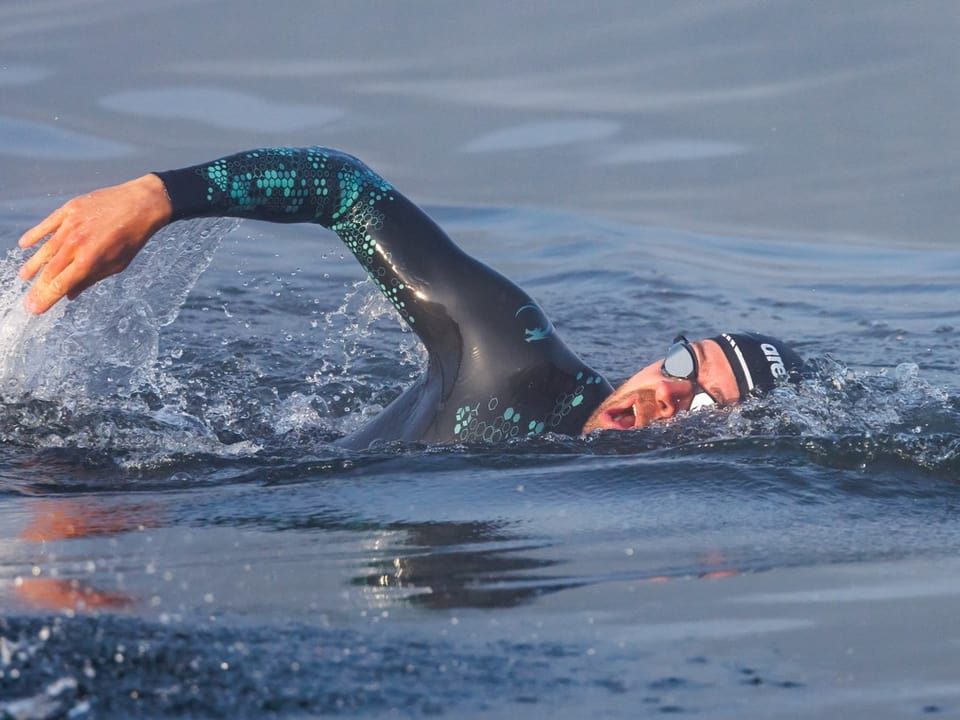 Jonas Deichmann beim Schwimmen