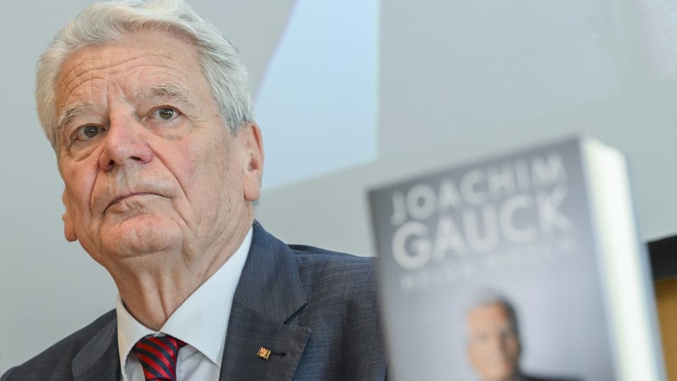 Gauck vor Buch 