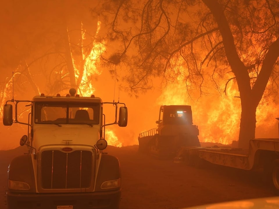 Feuer hinter Löschfahrzeugen