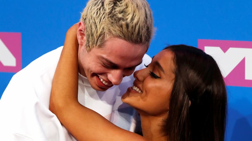 Pete Davidson mit seiner damaligen Verlobten Ariana Grande an den MTV Music Awards 2018.