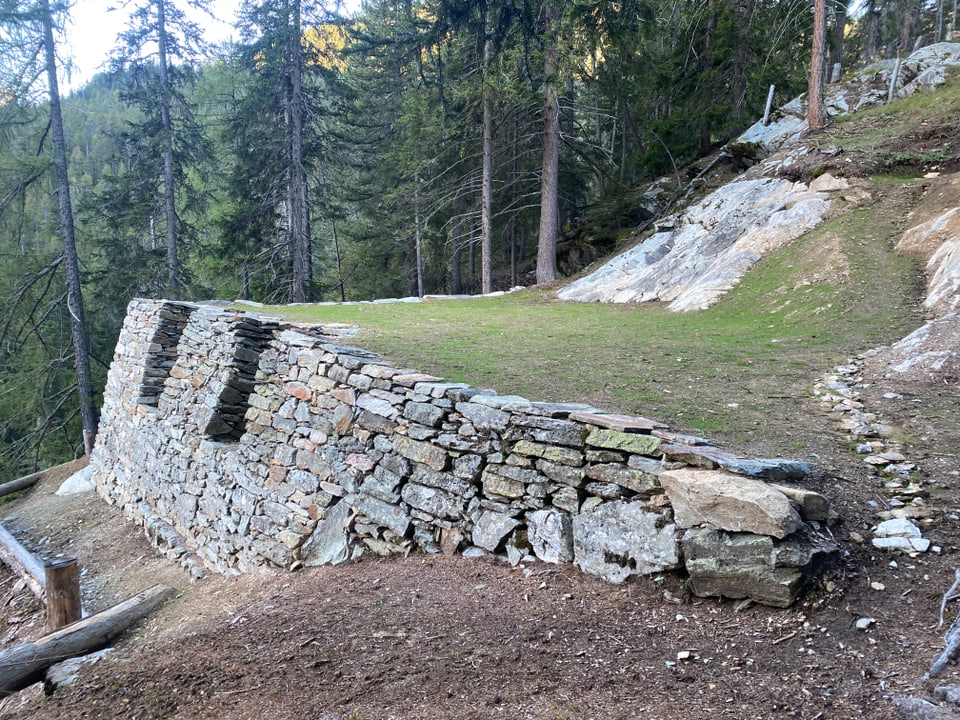 Tar l'anteriura staziun da muntogna sur Farera en Val Schons.