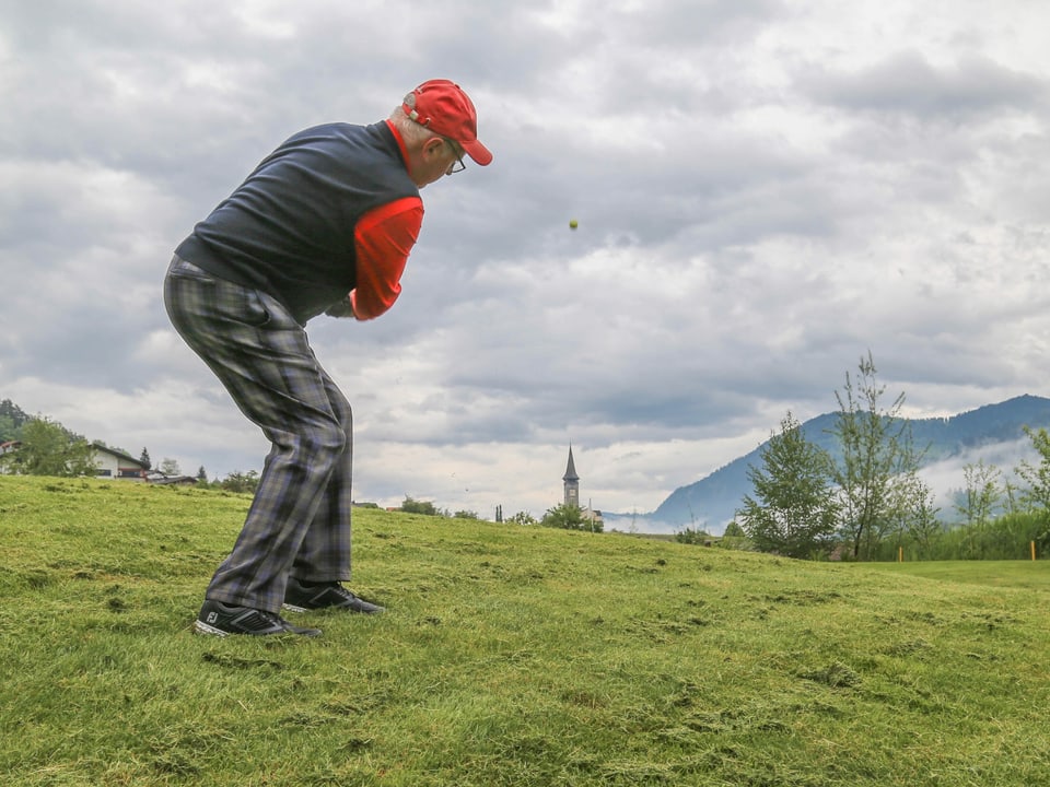 Il golfist e davostiers la baselgia catolica da Sagogn.