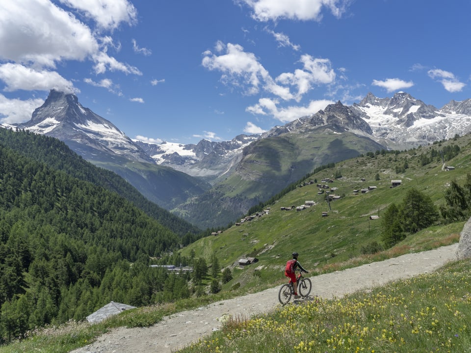 Radfahrer auf Bergpfad mit Matterhorn im Hintergrund.