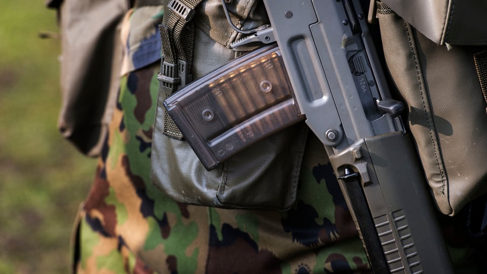 Ein Schweizer Rekrut mit Sturmgewehr, aufgenommen bei der Kaserne Stans. 