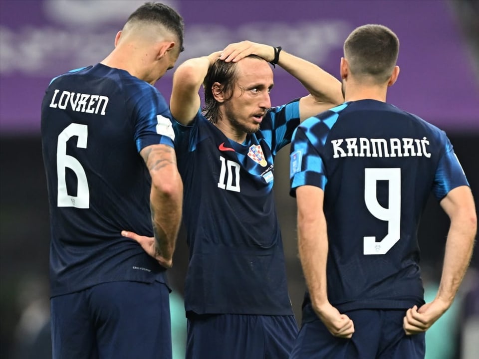 Luka Modric und andere Spieler von Kroatien stehen an der WM 2022 in Katar enttäuscht im Kreis.