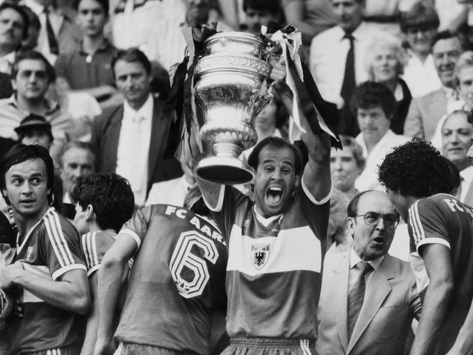 Walter Iselin mit Cup-Pokal.