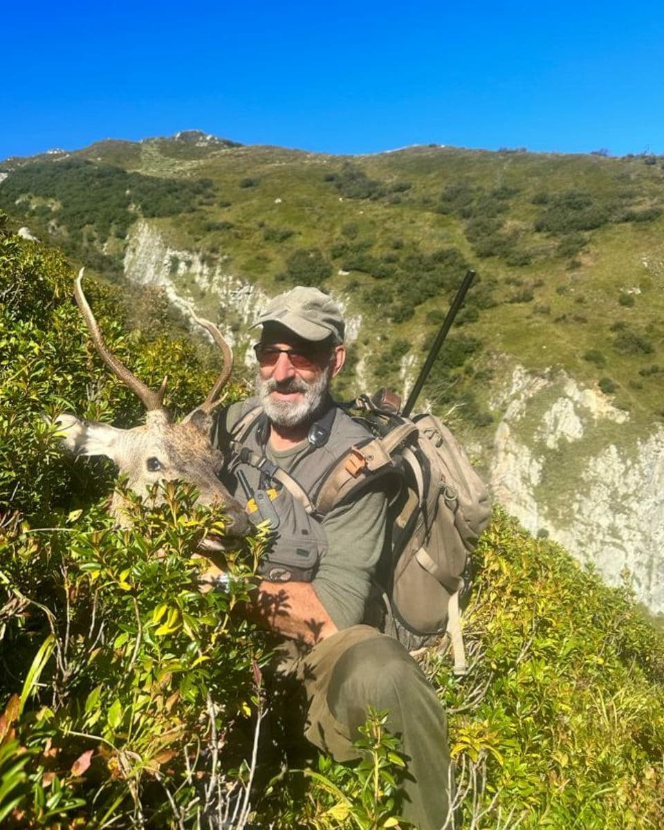 Jäger mit erlegtem Hirsch