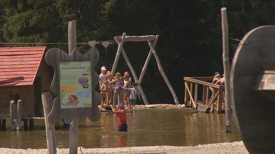 Kinder auf einem Wasserspielplatz in Sörenberg.