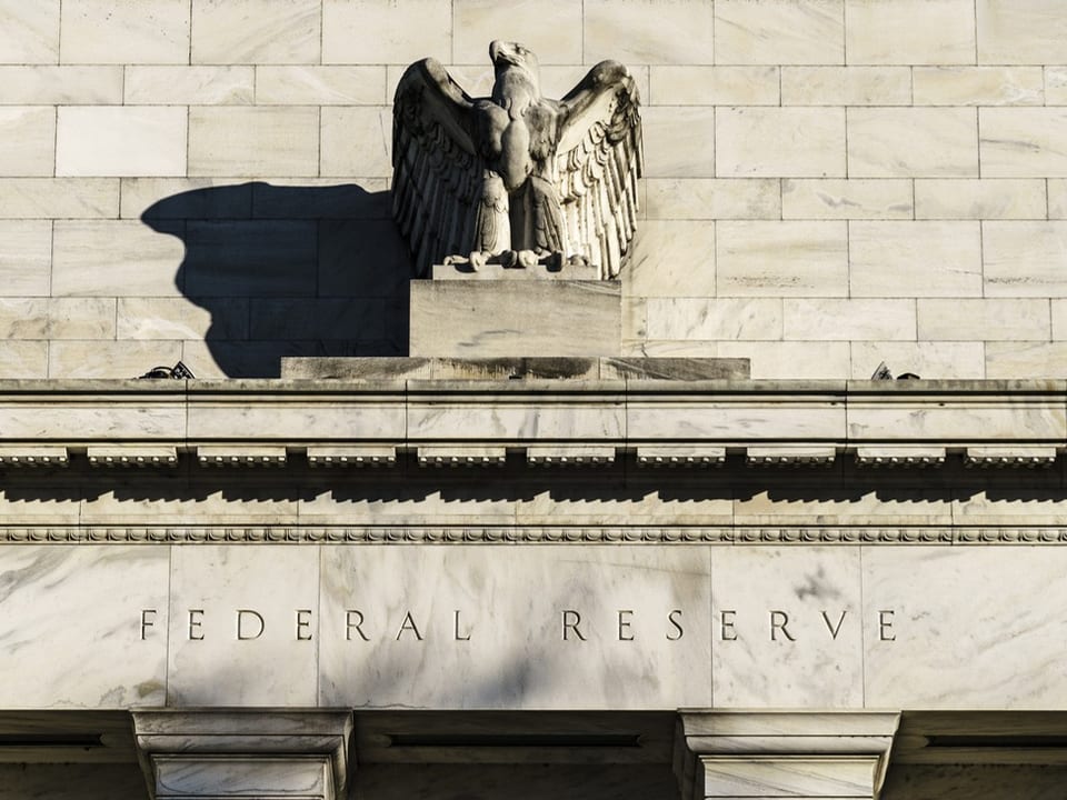 Steinadler-Skulptur am Gebäude der Federal Reserve.