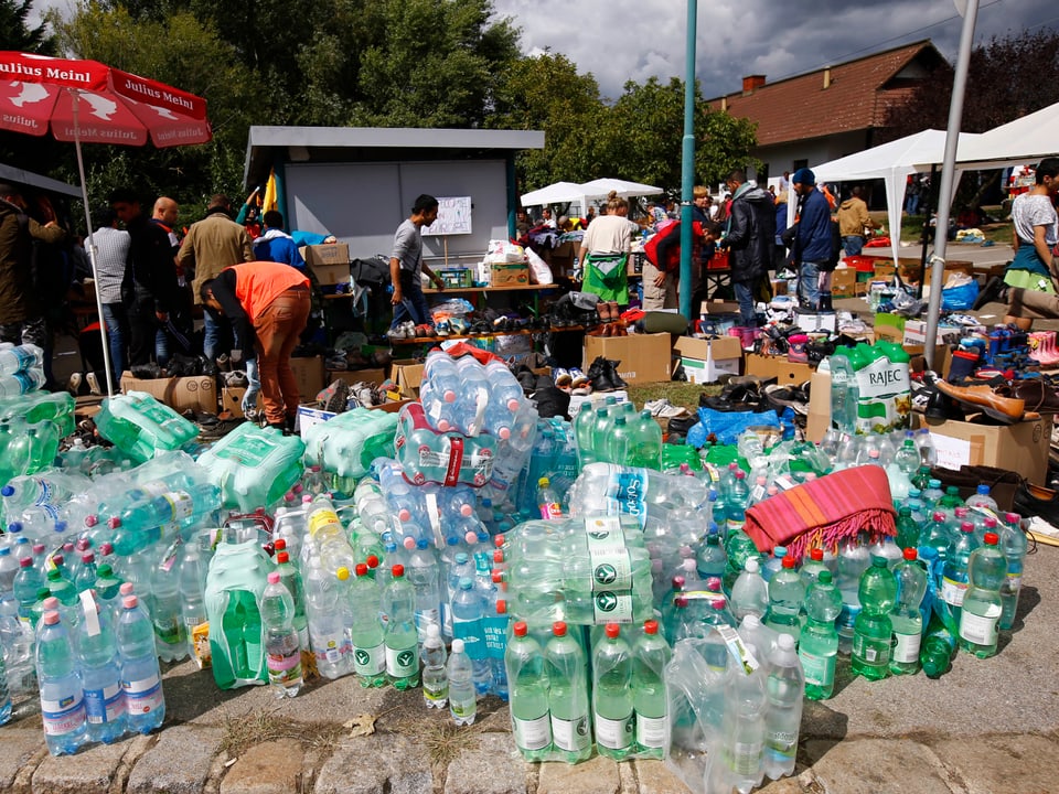 Aufgetürmte Wasserflaschen in Nickelsdorf, Spenden für die Flüchtlinge. 