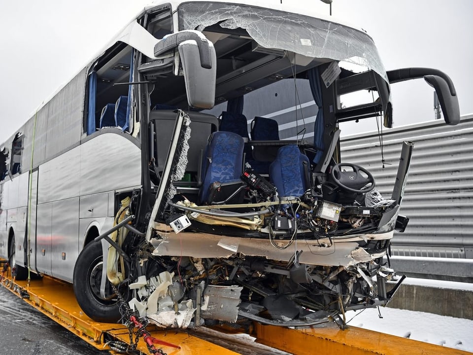Schwer beschädigter Reisebus auf Abschleppwagen.
