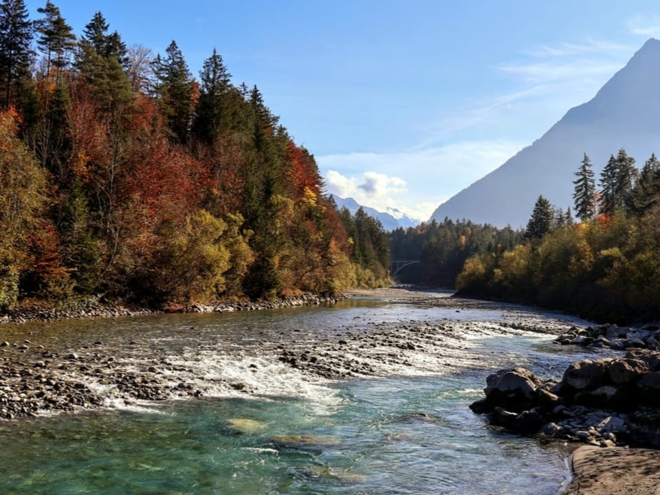 Herbstlicherstimmung am der Kander, mit dem Niesen.  