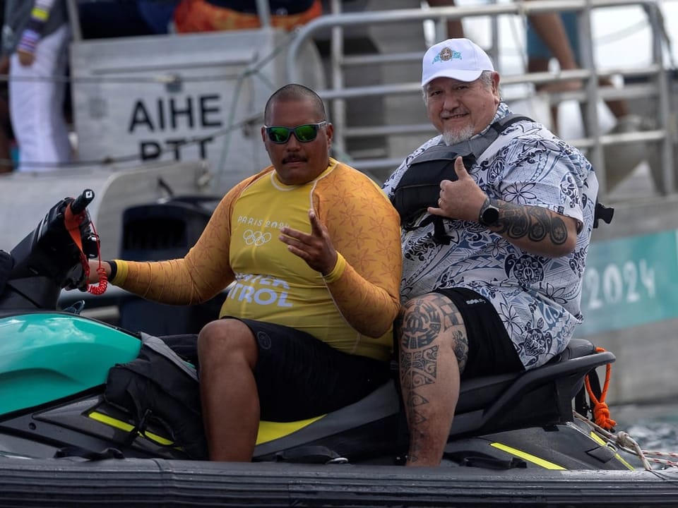 Moetai Brotherson auf einem Jetski. 