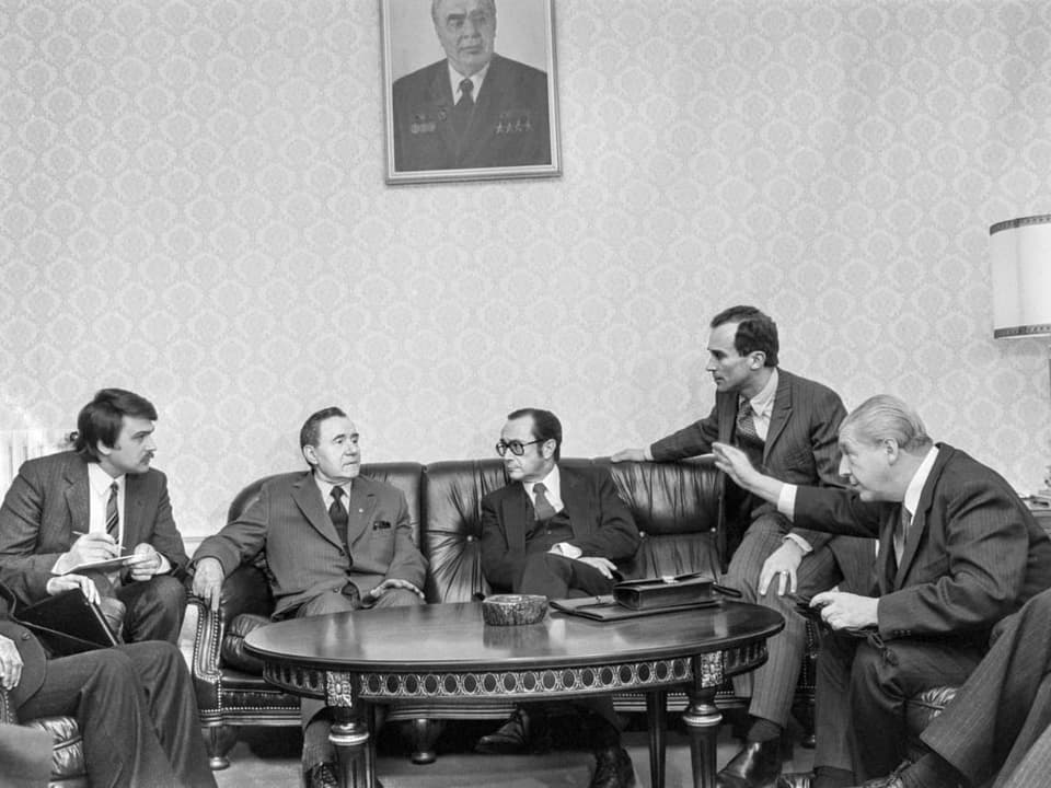 Fünf Männer in einer Sitzgruppe: In der Mitte Pierre Aubert (3.v.r.) und Andrei Gromyko (2.v.l.).
