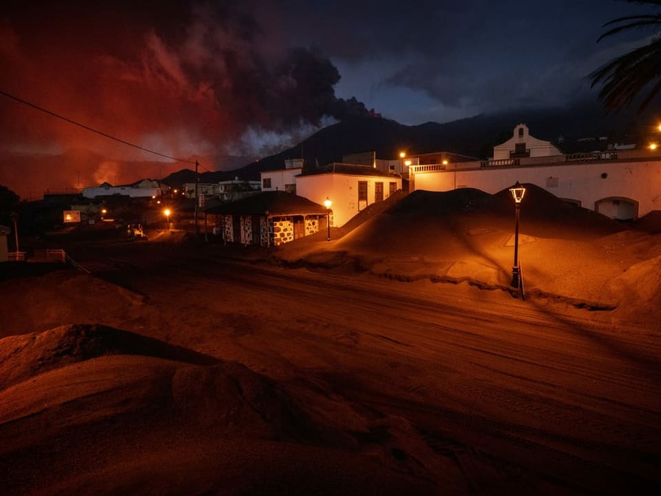 Asche bedeckt Häuser auf La Palma