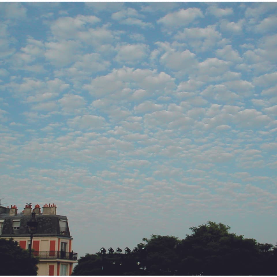 Der Himmel ist von kleinen, haufenförmigen Wolken bedeckt. Die Wolken gleichen einer Schafherde.