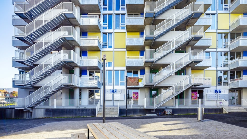 Haus mit mehreren Wohnugen verbunden durch mehrere Treppen