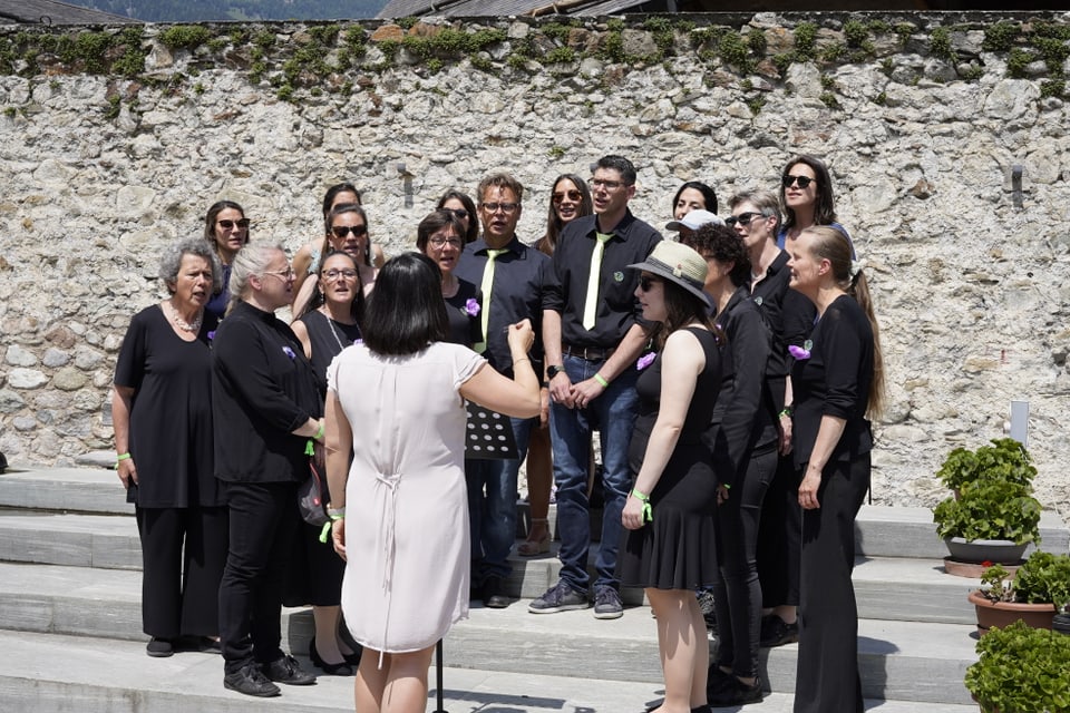 Freies Singen auf dem Dorfplatz inmitten von Müstair.