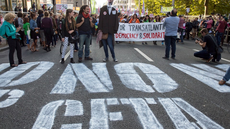 Zu sehen sind Protestierende, die sich gegen Ceta wehren.