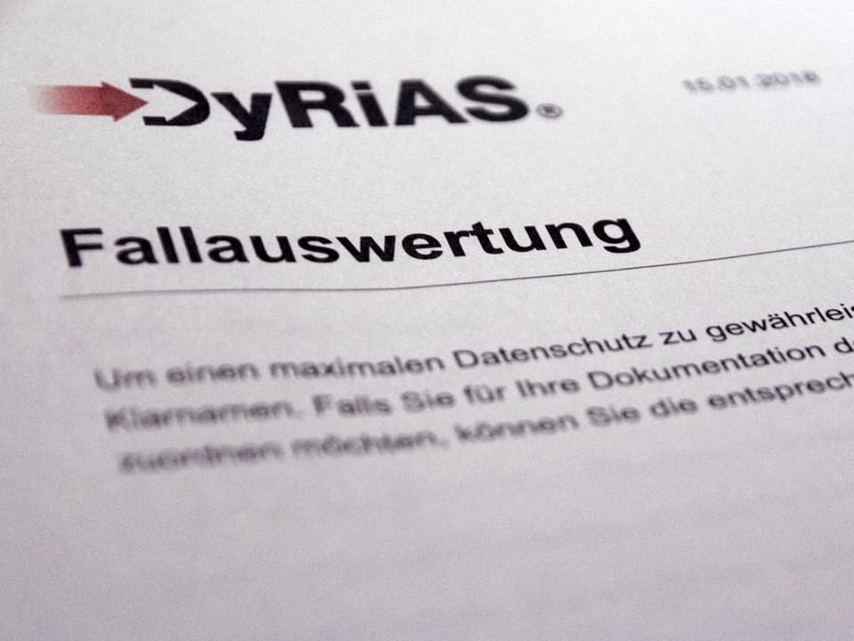 Dyrias-Intimpartner ist eine Online-Software, bei der 39 Ja-Nein-Frage beantwortet werden müssen. Am Ende spuckt das System eine «Fallauswertung» aus, die sich auch ausdrucken lässt. Ein Beispielexemplar liegt SRF vor.