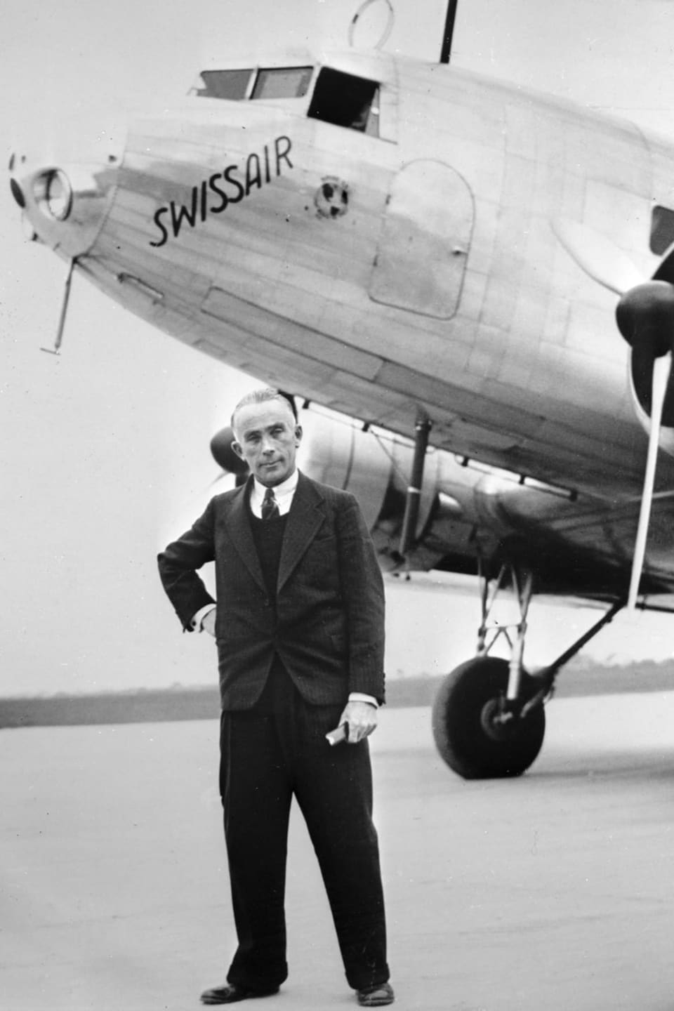 Der Luftfahrtpionier Walter Mittelholzer vor der ersten Swissair DC-3 Maschine auf einer undatierten Aufnahme.