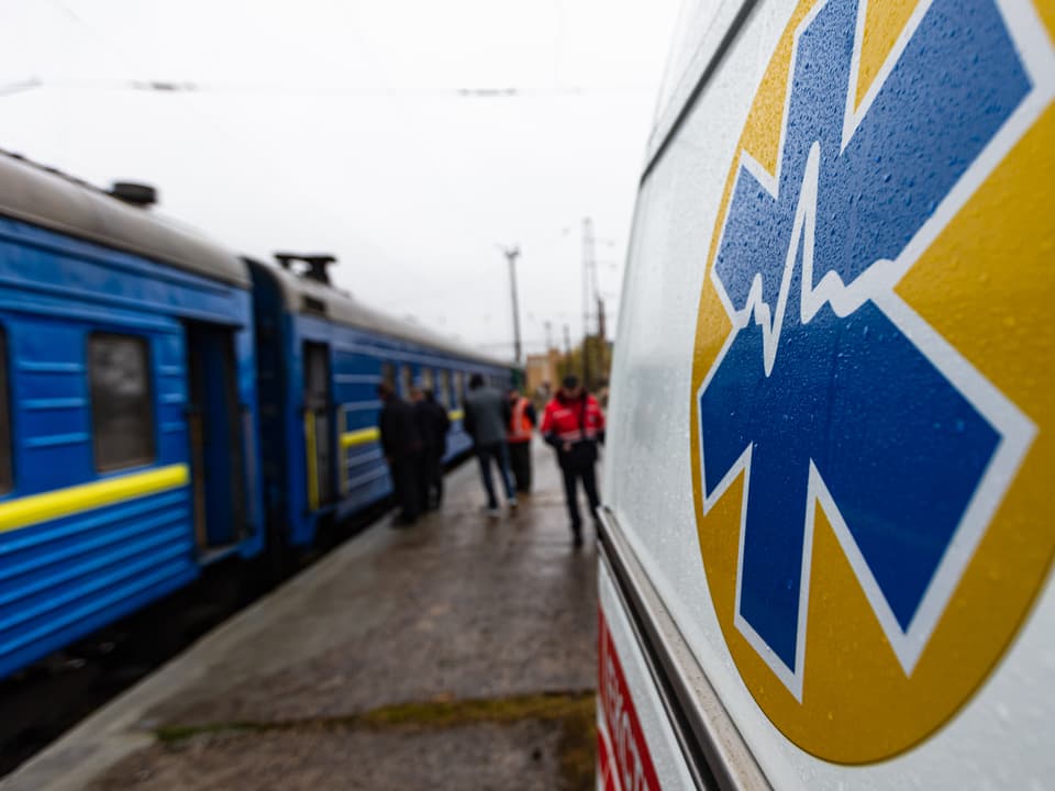 MSF-Wagen steht an Bahnperron.