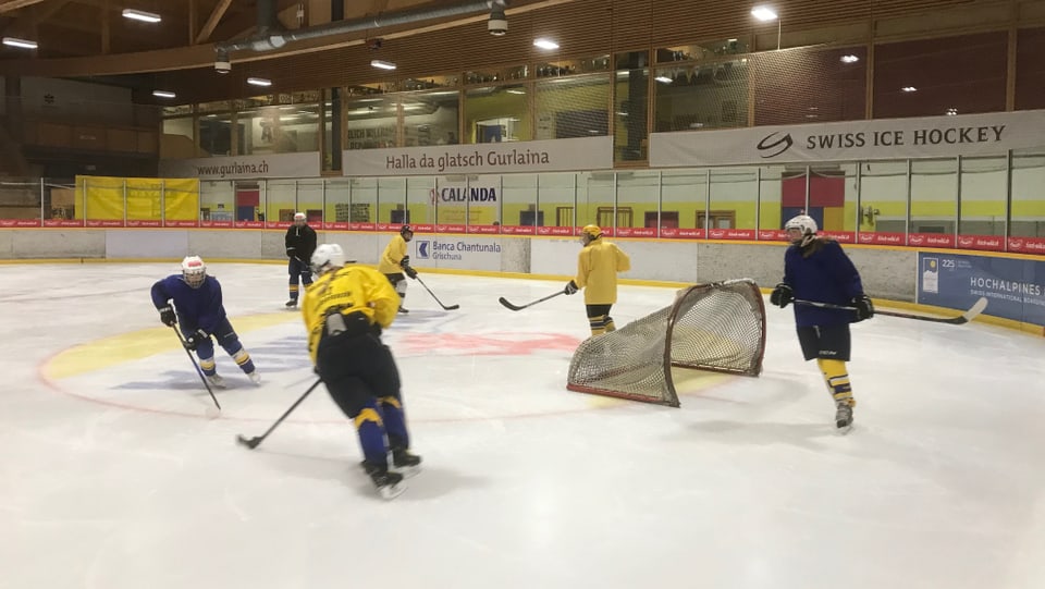 Dunnas en il trenament da hockey