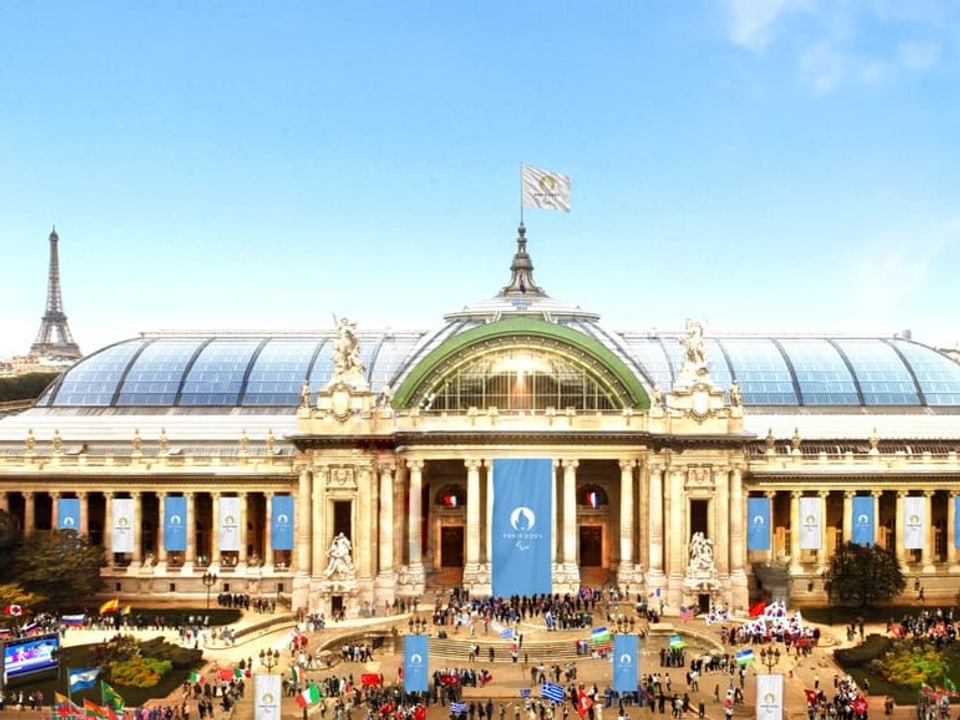 Aussenansicht des Grand Palais in Paris mit Menschenmengen.