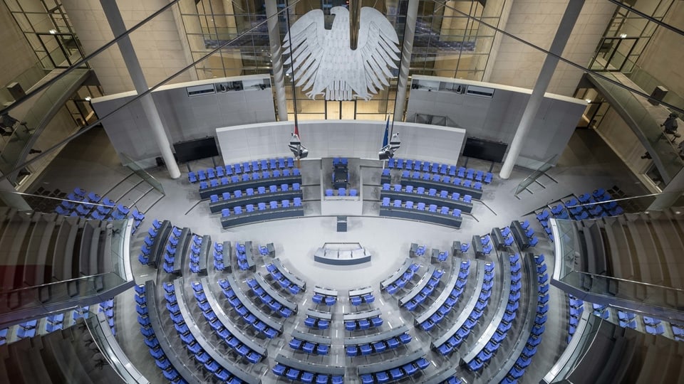 Blick in den Plenarsaal im Bundestag im Reichstagsgebäude.