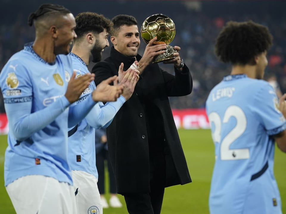 Rodri wird im Etihad Stadium für den Gewinn des Ballon d'Or gefeiert.