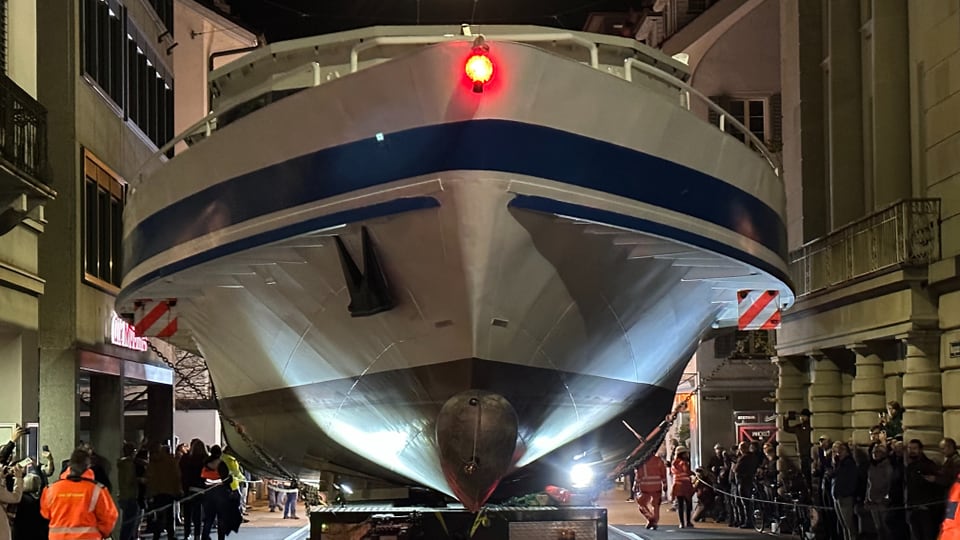 Jahrhunderttransport: Schiff wird vom Zuger- an den Walensee verlegt