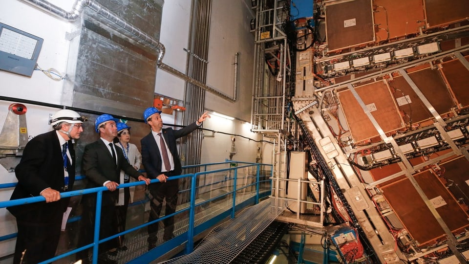Dmitri Medwedew 2019 beim Besuch des Large Hadron Colliders in Genf