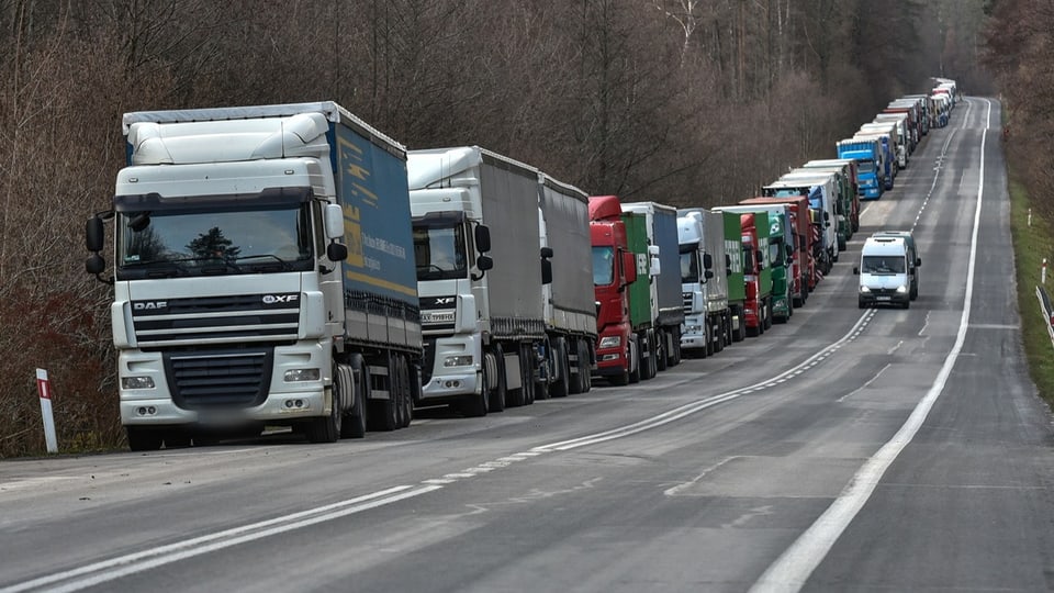 Stehende LKW-Kolonne.