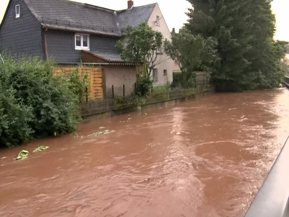 Eine überflutete Strasse in Oberlungwitz in Sachsen.