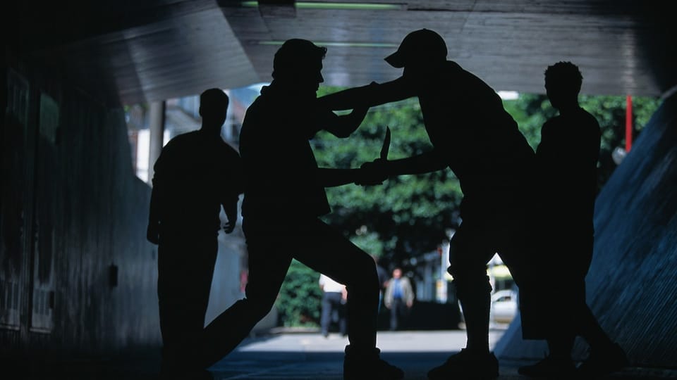 Jugendliche kämpfen miteinander in einer Unterführung. (Symbolbild)