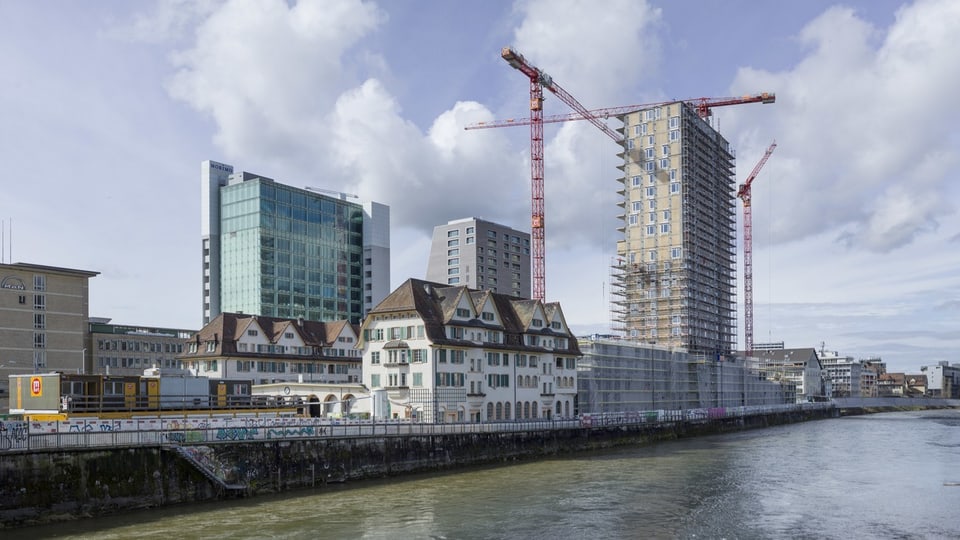 Blick auf die Limmat und Hochhäuser im Bau.