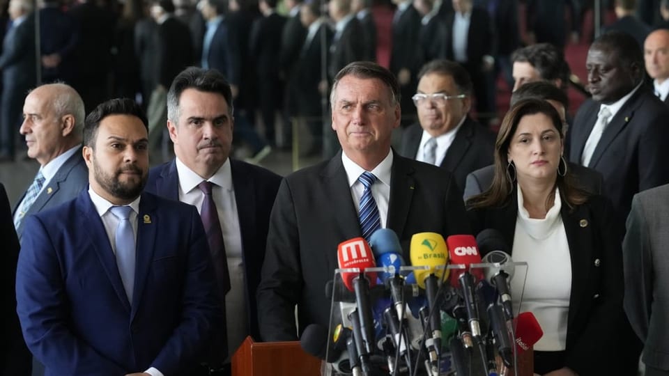Bolsonaro steht vor den Mikrofonen und nimmt zum ersten Mal Stellung zu seiner Wahlniederlag.