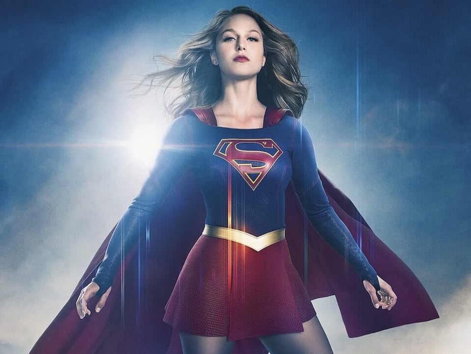 Supergirl steht selbstbewusst dar.