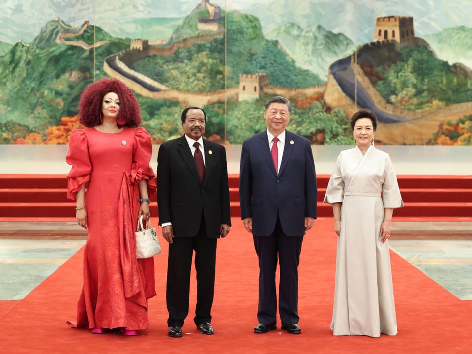 Biya in Pekng mit Xi Jinping und den Frauen der Staatschefs.