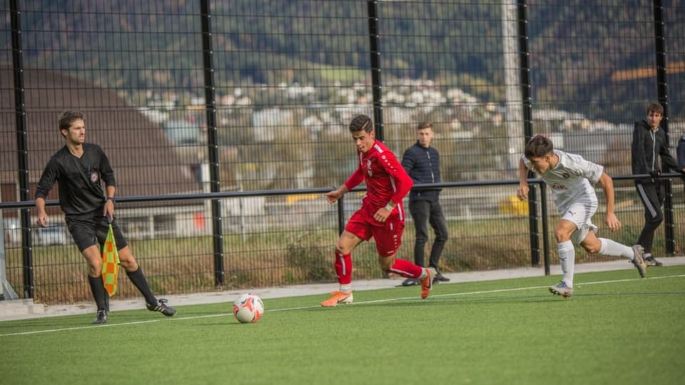 Fabrizio Cavegn sco giugader en l'equipa da la Svizra Sidorientala sut 18 onns.