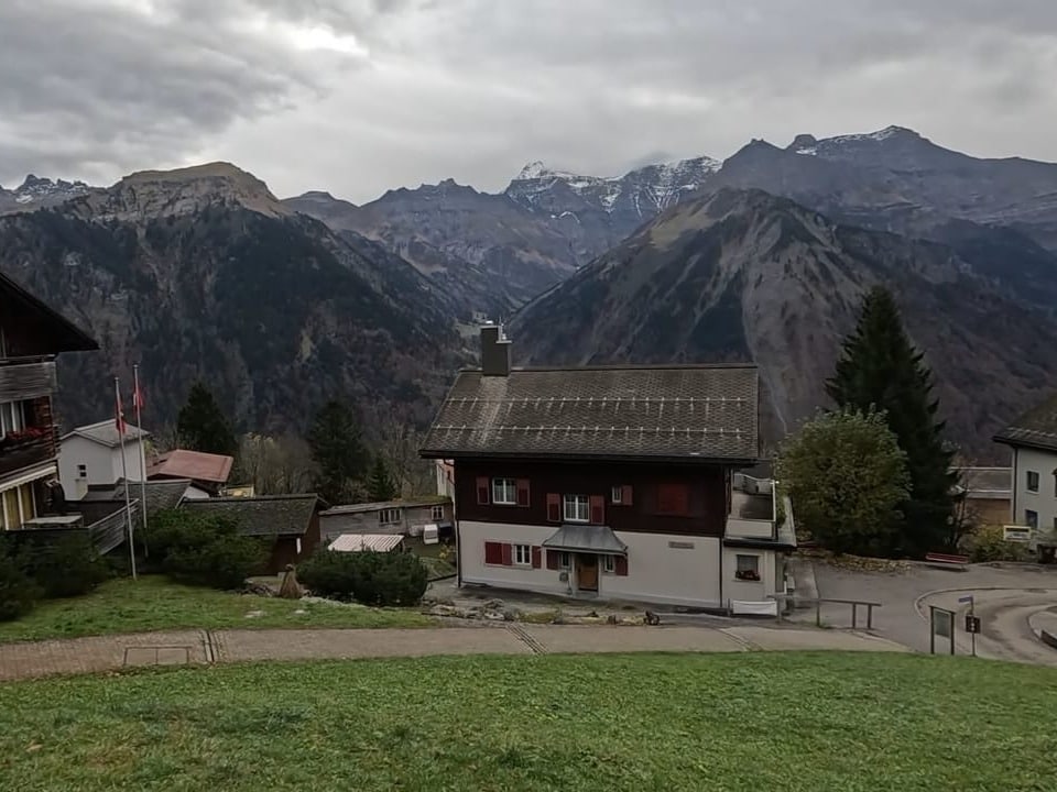 Häuser in einer Berglandschaft