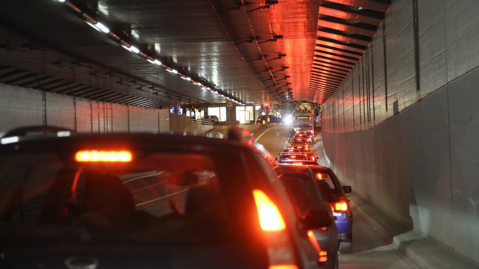 Autokolonne in der Langstrassen-Unterführung.