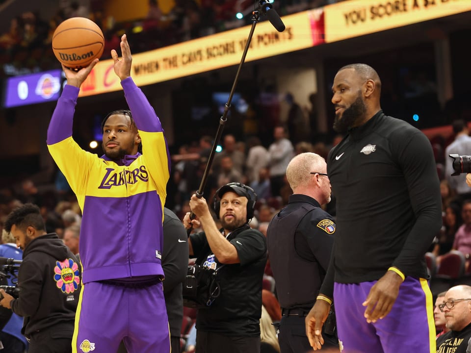 Bronny James und sein Vater LeBron.